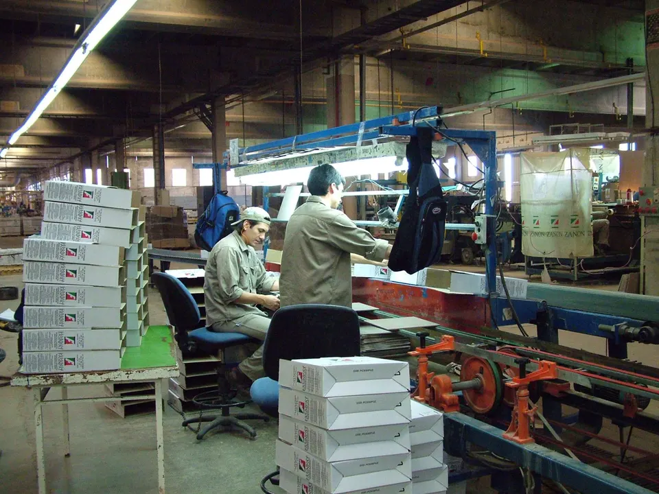 Operarios en una línea de producción de una fábrica