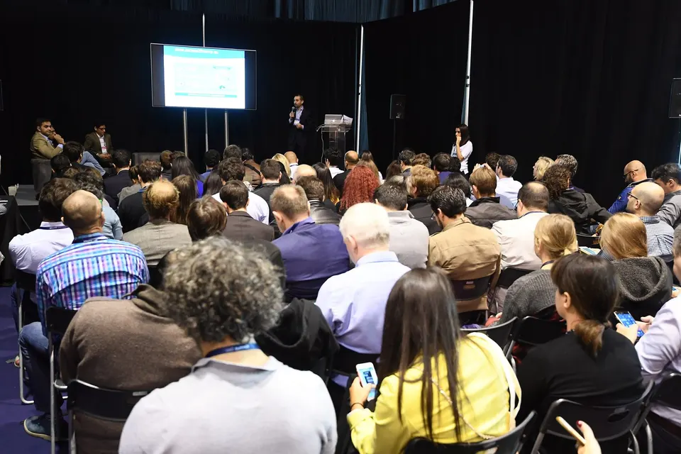 Público asistiendo a una charla en un evento