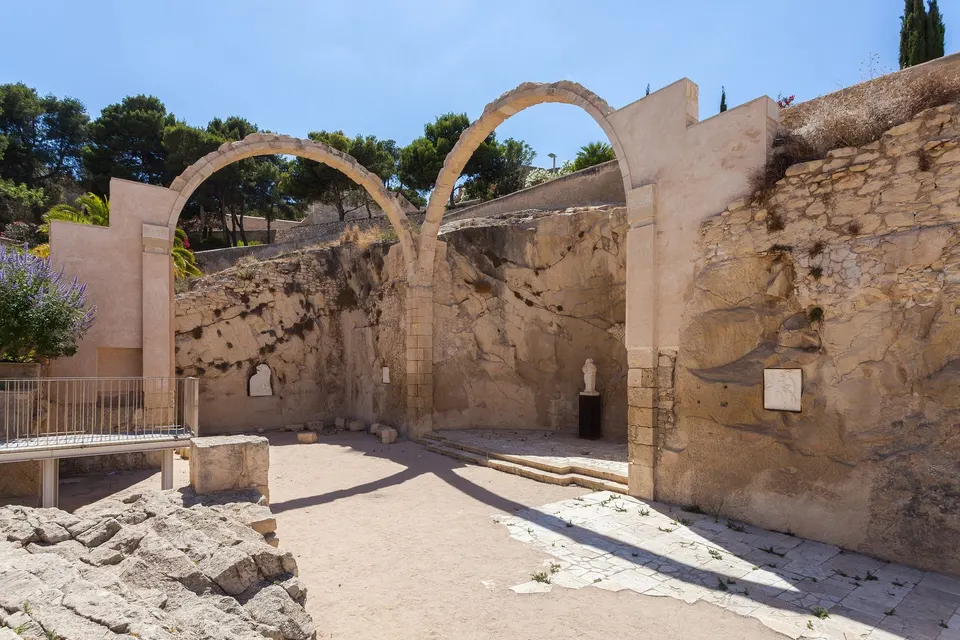 Muros del Castillo de Santa Bárbara de Alicante