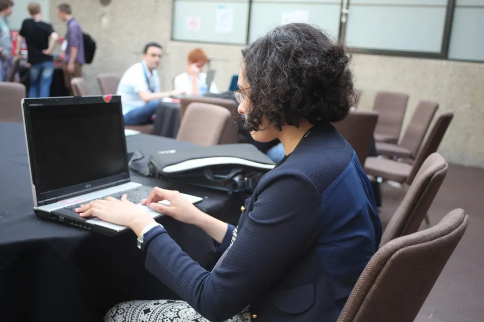 Participante trabajando con un portátil en un taller