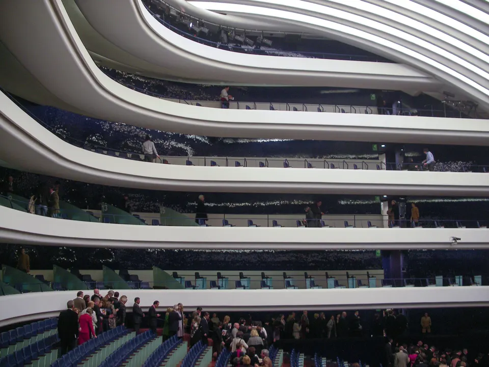 Interior de un gran auditorio en Valencia con el público llegando